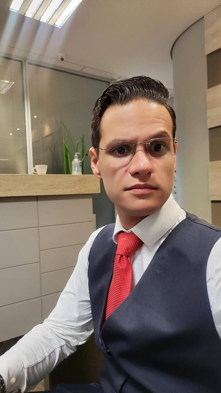 Retrato profissional de Lucas Ribeiro Arruda no escritório