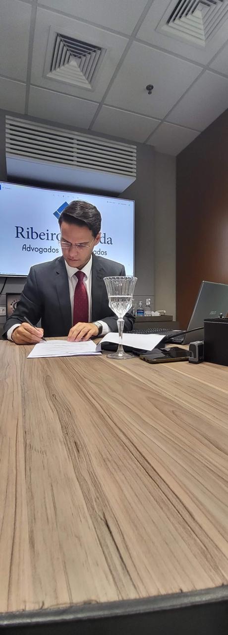 Lucas Ribeiro Arruda durante atividade profissional no escritório